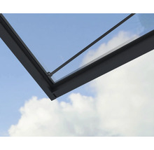 Detailansicht einer Terrassenüberdachung mit anthrazitfarbenem Aluminiumrahmen und Glaseindeckung.