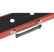 Vue détaillée d'une caisse à outils rouge avec insert noir et poignée de transport