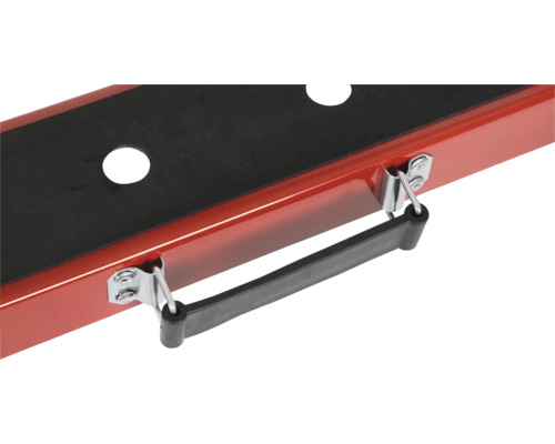 Vue détaillée d'une caisse à outils rouge avec insert noir et poignée de transport