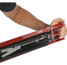 Personne utilisant une barre de sécurisation de chargement