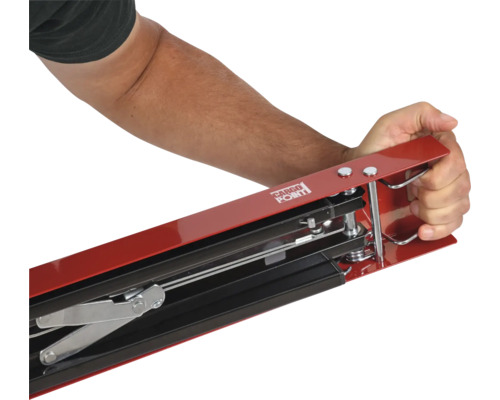 Personne utilisant une barre de sécurisation de chargement