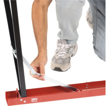 Logo Cargo Point et une personne fixant une plinthe