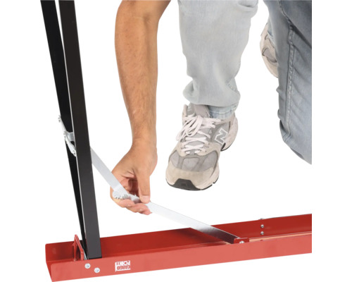 Logo Cargo Point et une personne fixant une plinthe