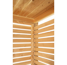 Vue détaillée d'une construction en bois avec clôture à lattes et plafond