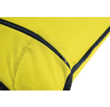 Vue détaillée d'un sac de couchage jaune avec fermeture éclair