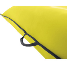 Vue détaillée d'un kayak jaune avec une poignée de transport noire.