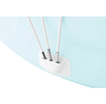 Vue détaillée d'une salle de bains avec support pour trois serviettes