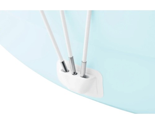 Vue détaillée d'une salle de bains avec support pour trois serviettes