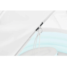 Gros plan sur le cadre d'un lit à baldaquin avec raccord, anneau et cordon de fixation.