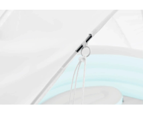 Gros plan sur le cadre d'un lit à baldaquin avec raccord, anneau et cordon de fixation.