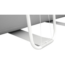 Vue détaillée d'un hamac avec structure blanche et surface de couchage en tissu