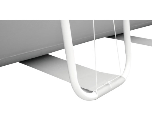 Vue détaillée d'un hamac avec structure blanche et surface de couchage en tissu