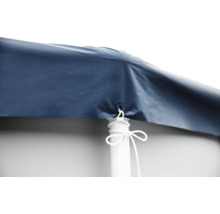 Gros plan d'une couverture de piscine bleue fixée à un poteau blanc avec un cordon blanc.