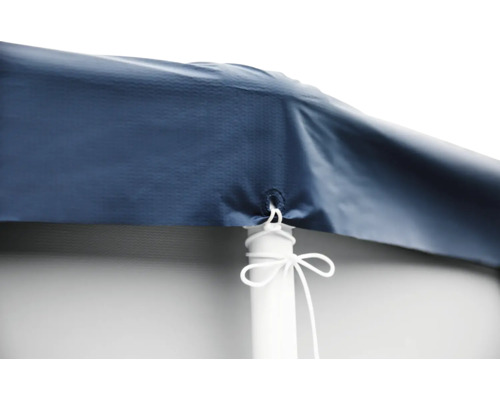 Gros plan d'une couverture de piscine bleue fixée à un poteau blanc avec un cordon blanc.