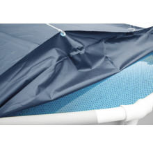 Couverture de piscine sur une piscine