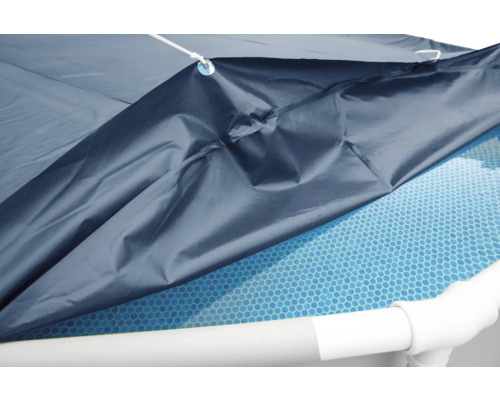 Couverture de piscine sur une piscine