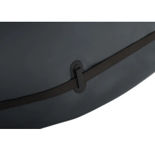 Detailansicht einer Gepäckbox mit Befestigungsgurt