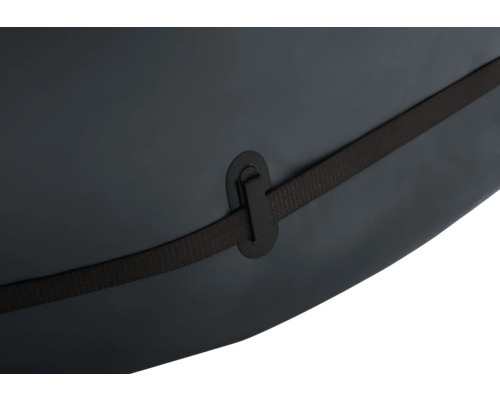 Detail einer Dachbox mit Befestigungsgurt