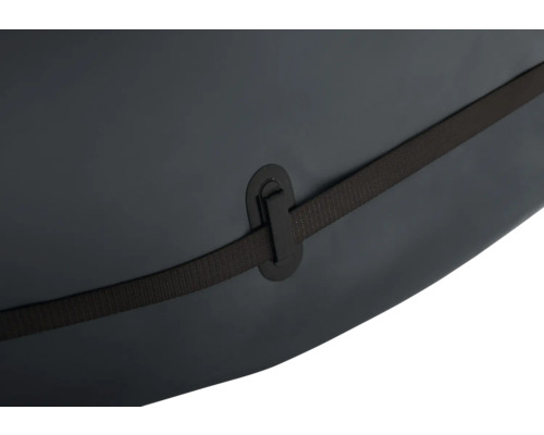 Detailansicht einer Dachbox mit Spanngurt