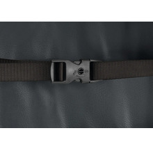 Detailansicht einer schwarzen Plane mit Verschluss