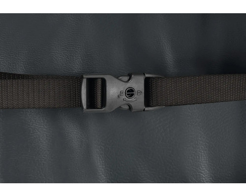 Detailansicht einer schwarzen Plane mit Verschluss