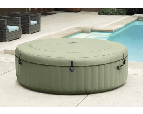 Bain à remous rond gonflable avec couvercle à côté d'une piscine