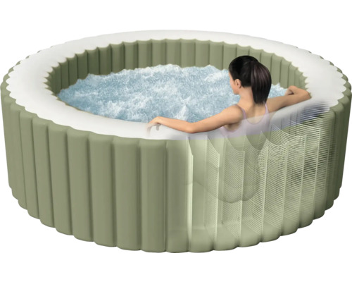 Femme se détend dans un jacuzzi gonflable