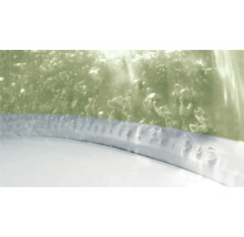 Gros plan sur des bulles d'air s'élevant d'une pierre à bulles