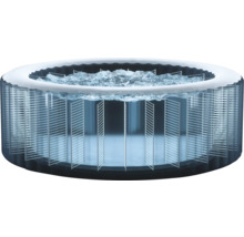 Jacuzzi gonflable rempli d'eau