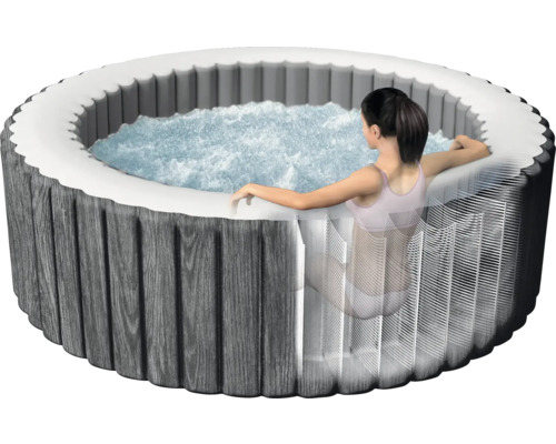 Aufblasbarer Whirlpool mit Holzoptik und einer Frau im Wasser