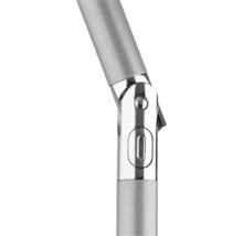 Detailaufnahme eines Lampenarms mit verstellbarem Gelenk aus Metall