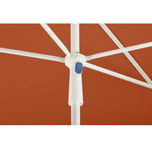 Detailansicht eines geöffneten Sonnenschirms mit orangefarbener Bespannung, weissem Gestell und blauem Knopf