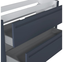 Blauer Unterschrank mit zwei geöffneten Schubladen und integrierten Griffmulden.