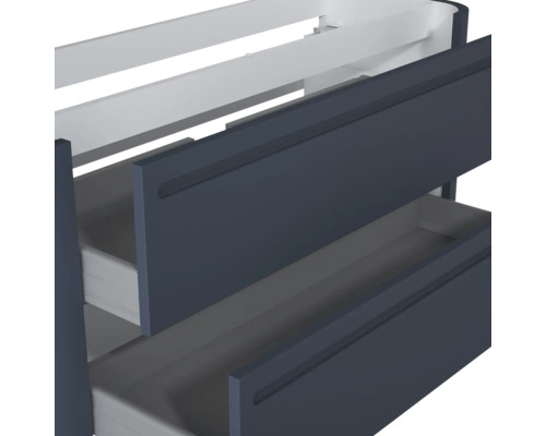 Blauer Unterschrank mit zwei geöffneten Schubladen und integrierten Griffmulden.