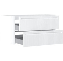 Weißer Waschbeckenunterschrank mit zwei Schubladen und vertikalem Rillendesign, Schubladen leicht geöffnet.