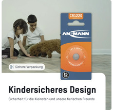 Ansmann CR1220 Lithium 3V Batterie mit Kindersicherheitsmerkmalen neben spielenden Kindern und einem Hund