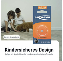 Ansmann SR41 Knopfzelle in kindersicherer Verpackung mit Kindern und einem Hund
