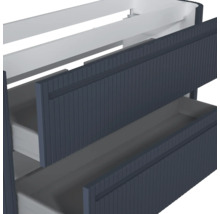 Waschbeckenunterschrank mit zwei geöffneten Schubladen und Front in Lamellenoptik.