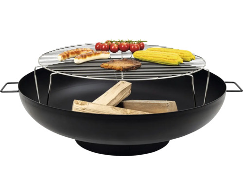 Brasero avec grille, bois, saucisses, épis de maïs, tomates et viande.