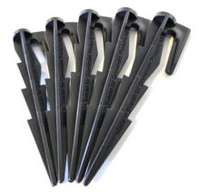 Plusieurs piquets de sol en plastique