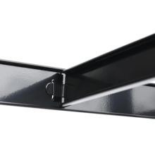 Detailaufnahme einer Metalltischbeinhalterung