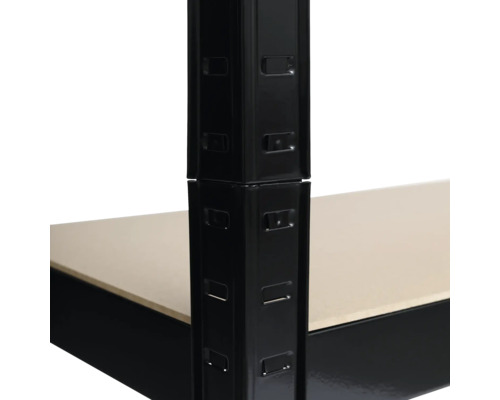 Detailansicht eines Metallregals mit Regalböden