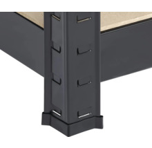 Detailansicht eines Metallregals mit Holzablage