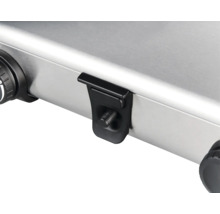 Vue détaillée d'une plaque de cuisson en acier inoxydable avec des éléments de commande