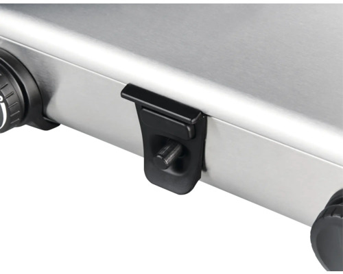 Vue détaillée d'une plaque de cuisson en acier inoxydable avec des éléments de commande