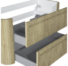 Waschtischunterschrank mit zwei offenen Schubladen und Fronten in geriffelter Holzoptik.