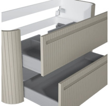 Waschtischunterschrank mit zwei geöffneten Schubladen, geriffeltem Frontdesign und abgerundeten Kanten.