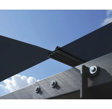 Vue détaillée d'une construction de pergola avec des vis sur fond de ciel bleu