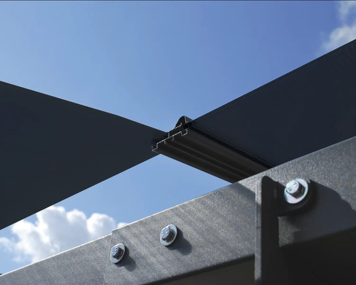Vue détaillée d'une construction de pergola avec des vis sur fond de ciel bleu