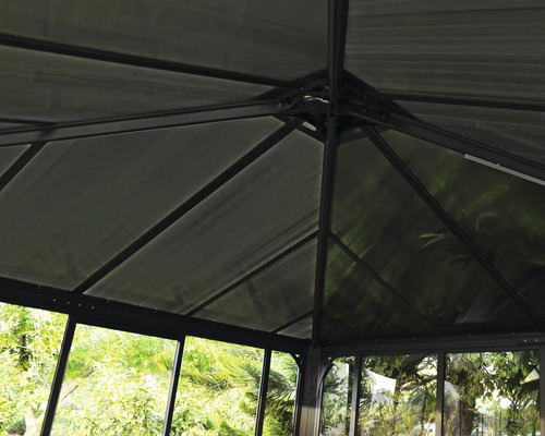 Detailansicht des Dachs eines Gartenpavillons mit Aluminiumrahmen und transparenten Paneelen.